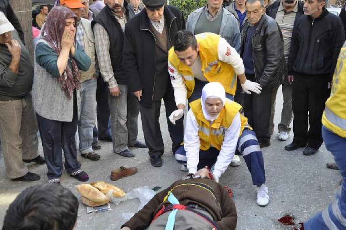 Öğrenci Servisinin Çarptığı Yaya Yaralandı
