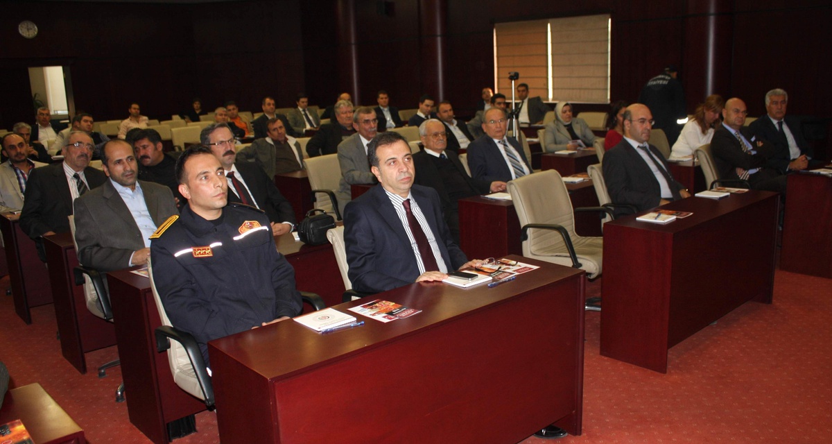 Sanayicilere \'Sigorta Şirketleri Neden Teminat Vermiyor\' Konferansı