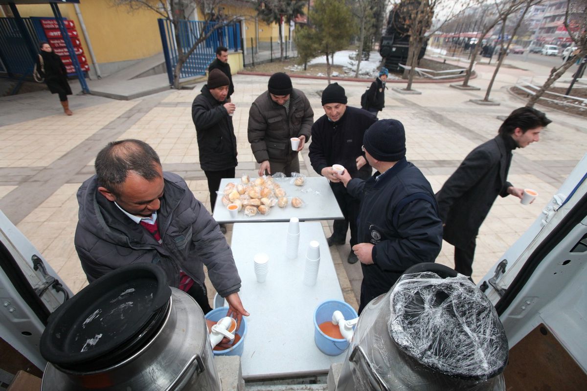 Sincan Belediyesi\'nden Sabahları Sıcak Çorba İkramı