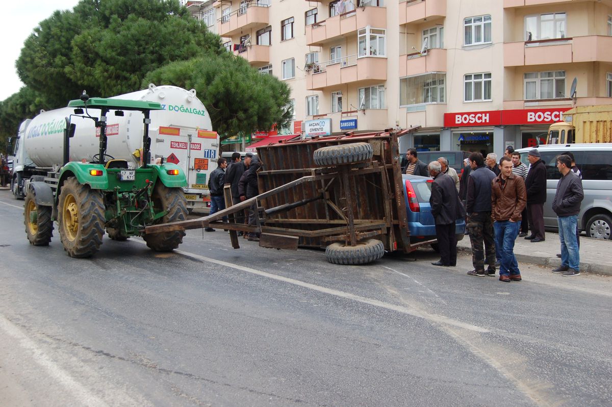 Traktörün Kasası Devrildi