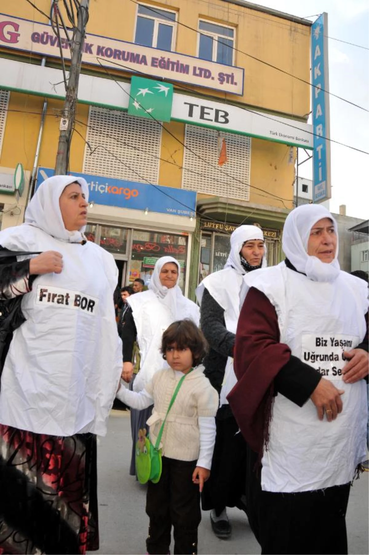 Van\'da BDP\'li Kadınlar AK Parti\'ye Yürüdü