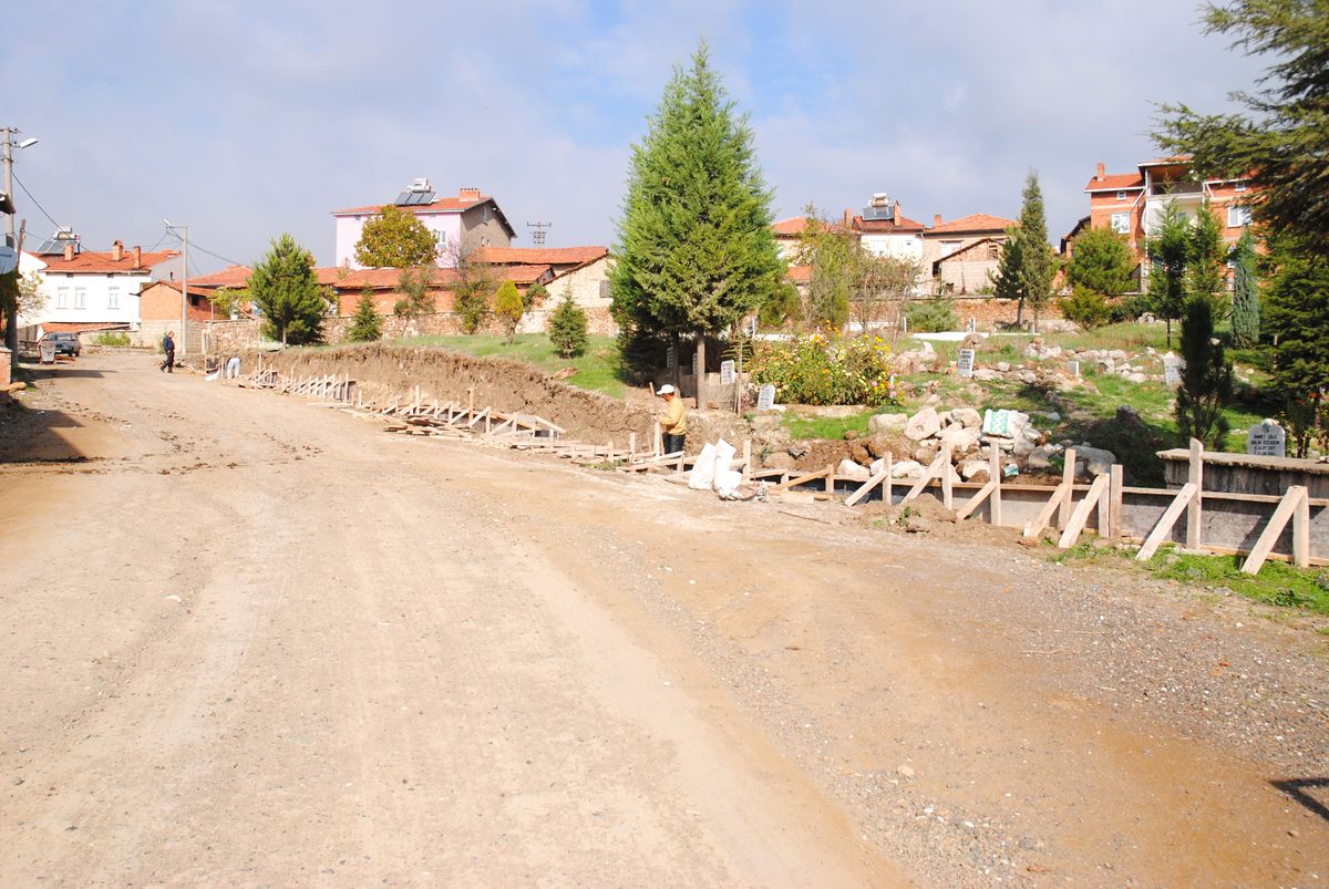 Yol Ortasında Kalan Mezarlar Taşınıyor
