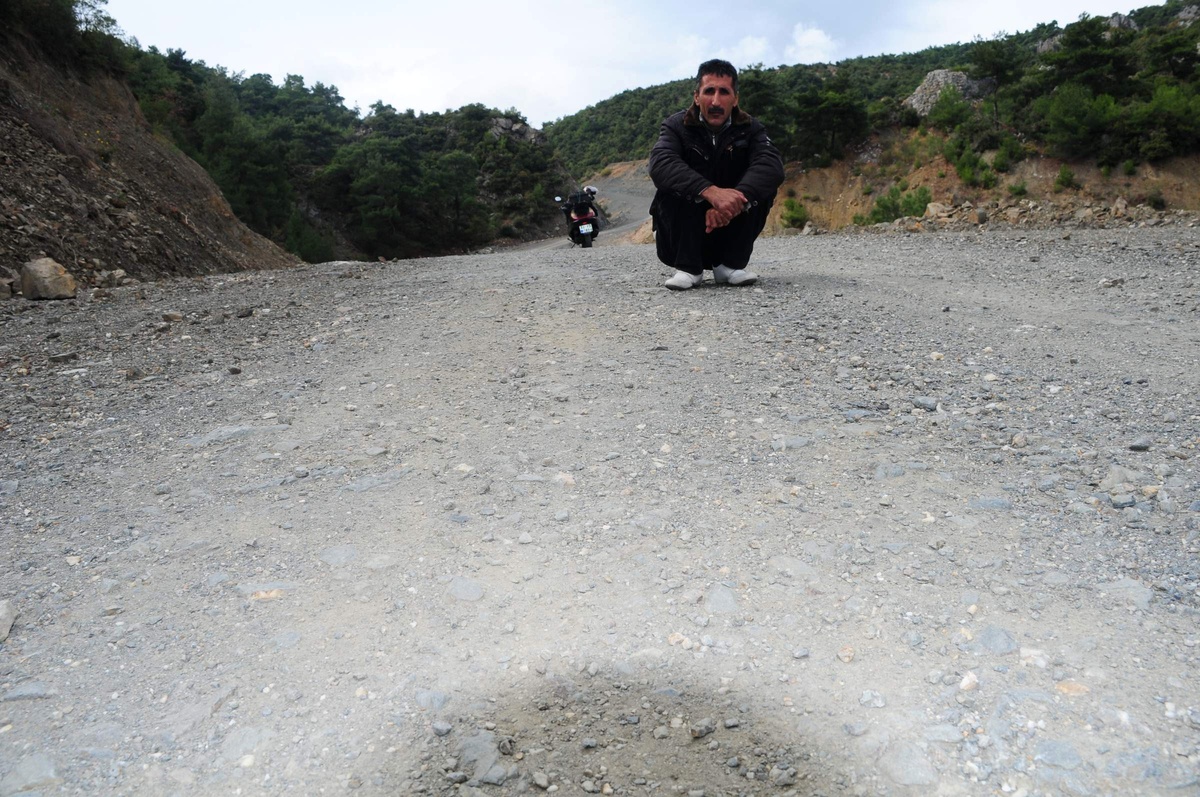 Yolu Asfaltlanmayan Köyün Muhtarı İsyan Etti