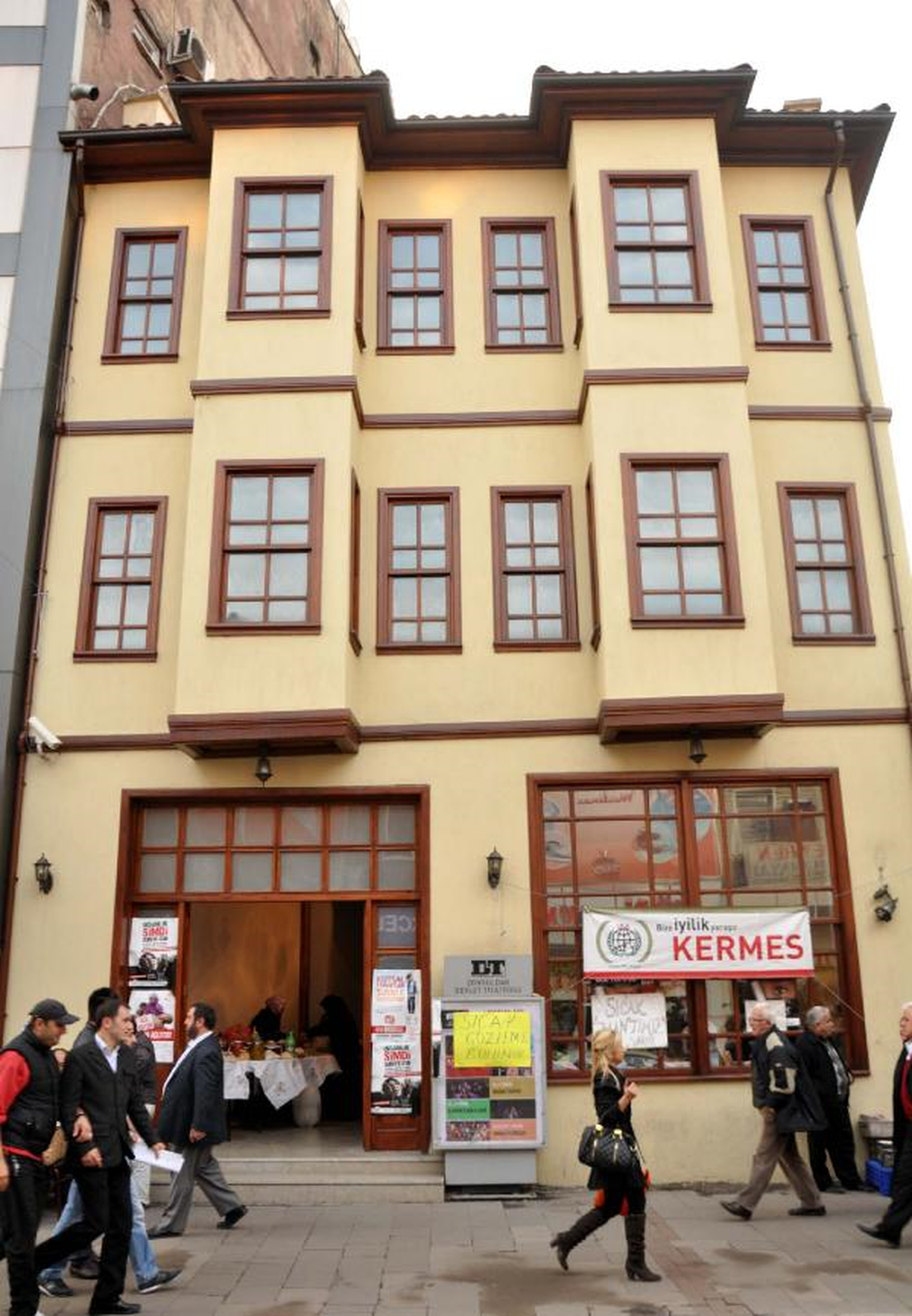 4 Yıldır Kapalı Olan Sanat Galerisinde Suriye İçin Kermes