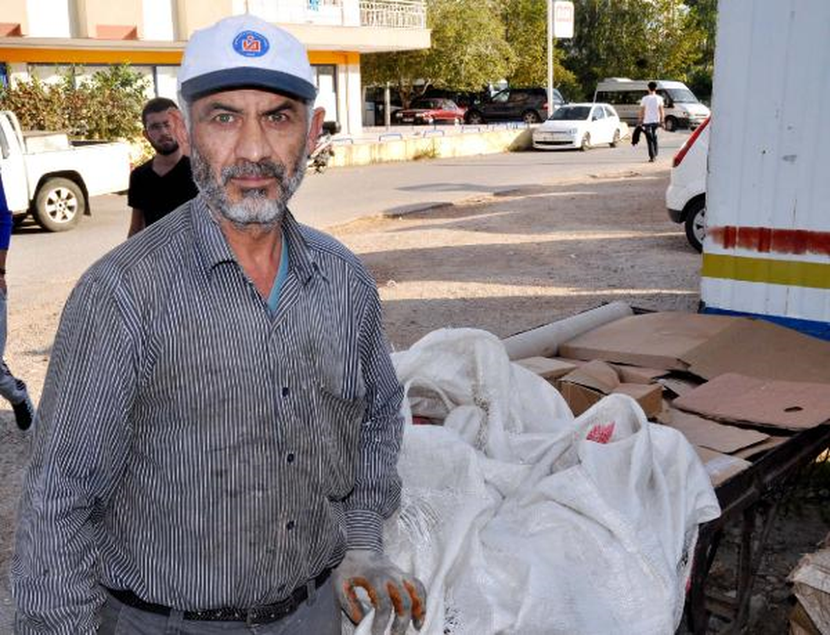 Akciğer Kanseri Emekli, Böbrek Hastaları İçin Kağıt Topluyor