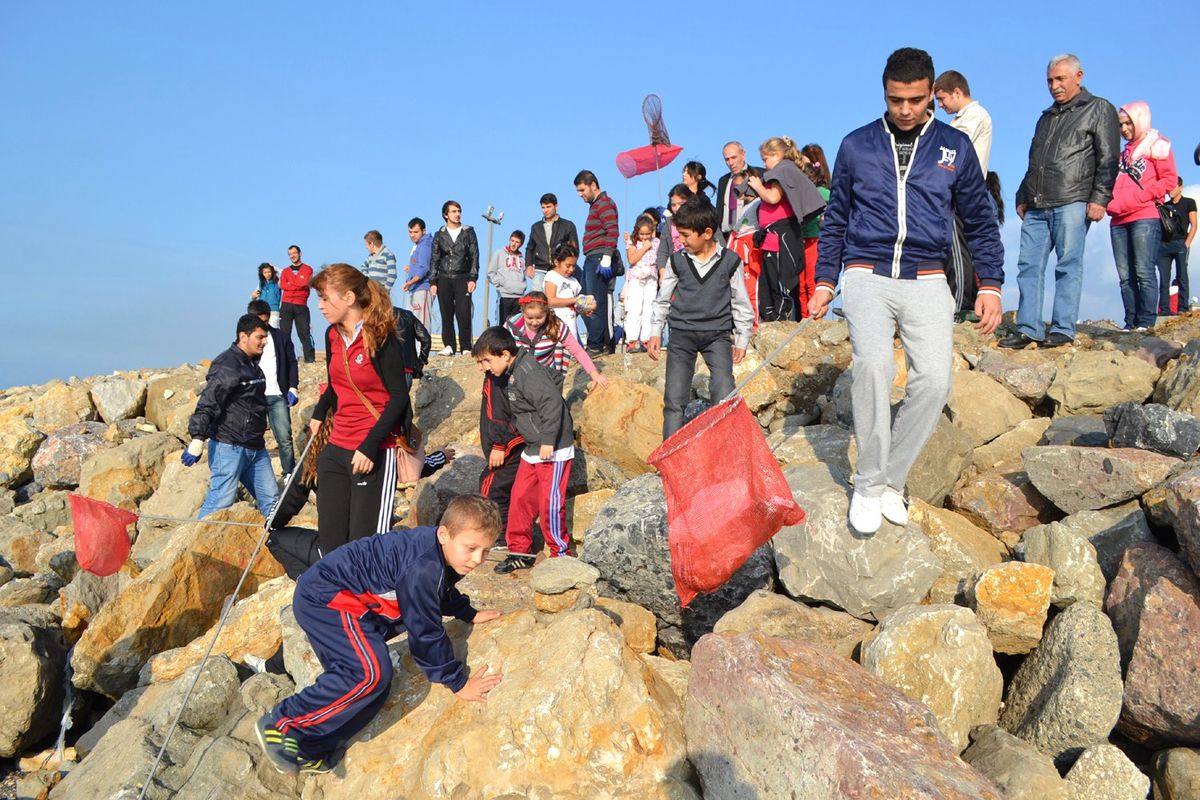 Alaplı\'da Üniversite ve İlköğretim Öğrencileri Sahili ve Dereyi Temizledi