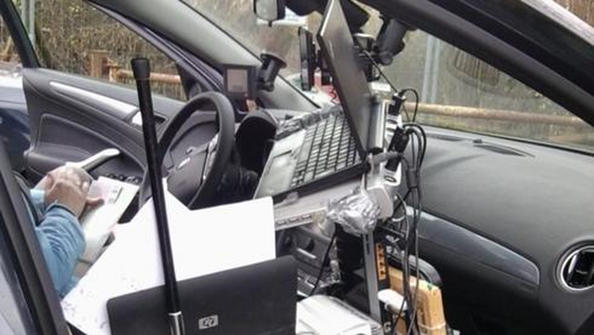 Alman Polisi, Aracın İçinde Mobil Ofisle Karşılaştı