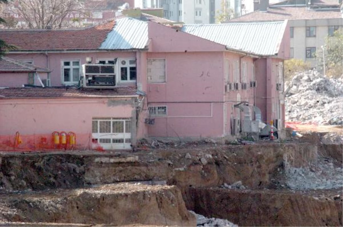 Bitişiğindeki Temel Kazısının Duvarlarını Çatlattığı Hastane Boşaltılıyor