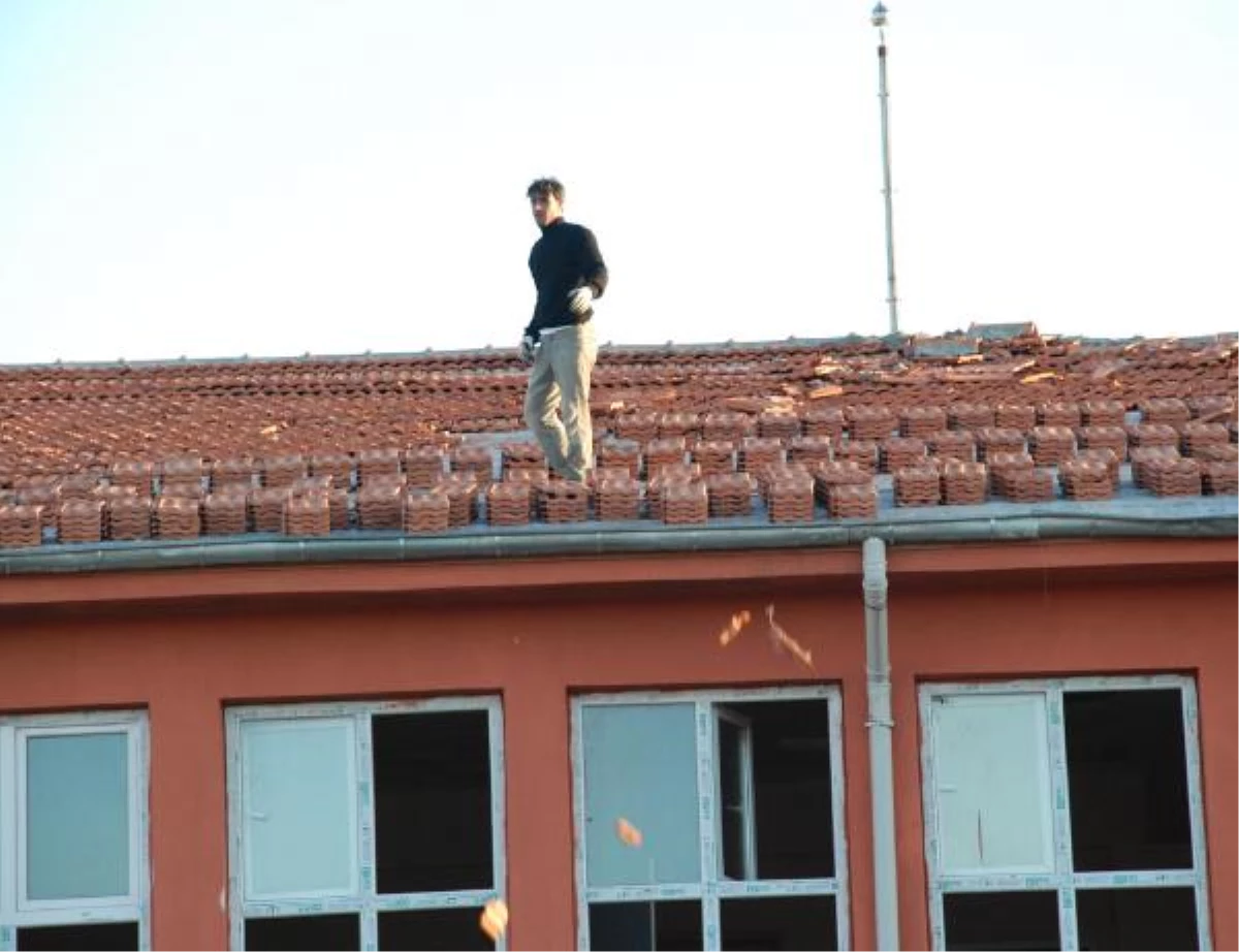 Çatısı Aktığı İçin Eğitime Ara Verilen Okulda Onarım Çalışmaları Başladı