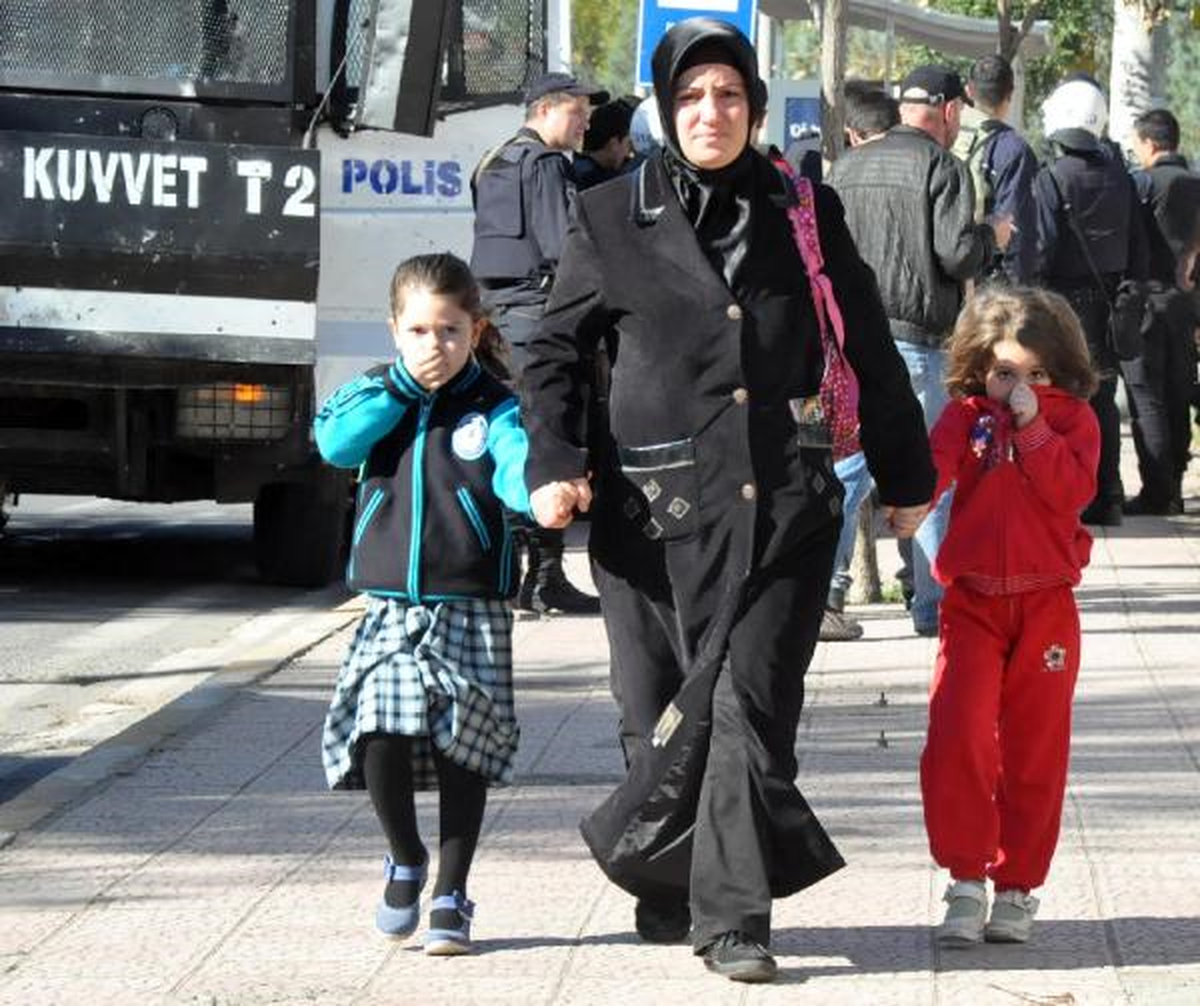 Diyarbakır\'da Lise Öğrencilerin Yürüyüşüne Polis Müdahale Etti
