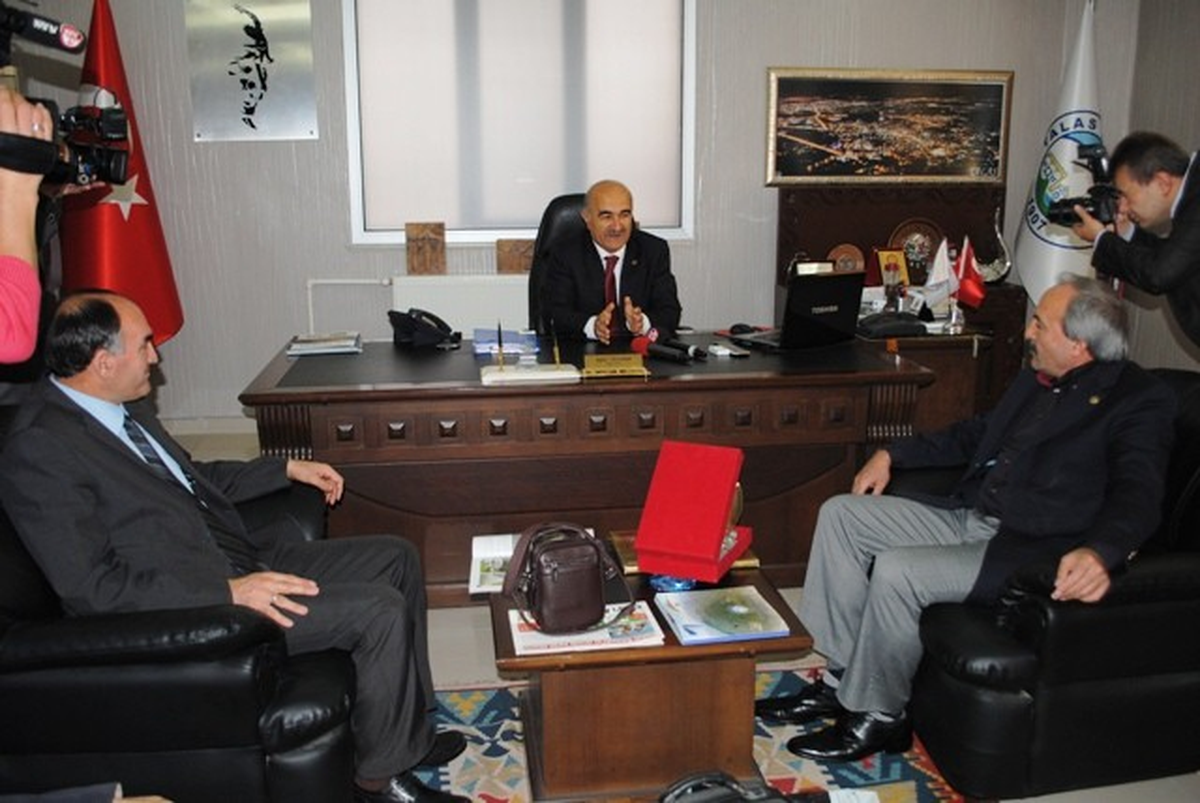 Eğitim-Bir-Sen\'den Başkan Yıldırım\'a Plaket
