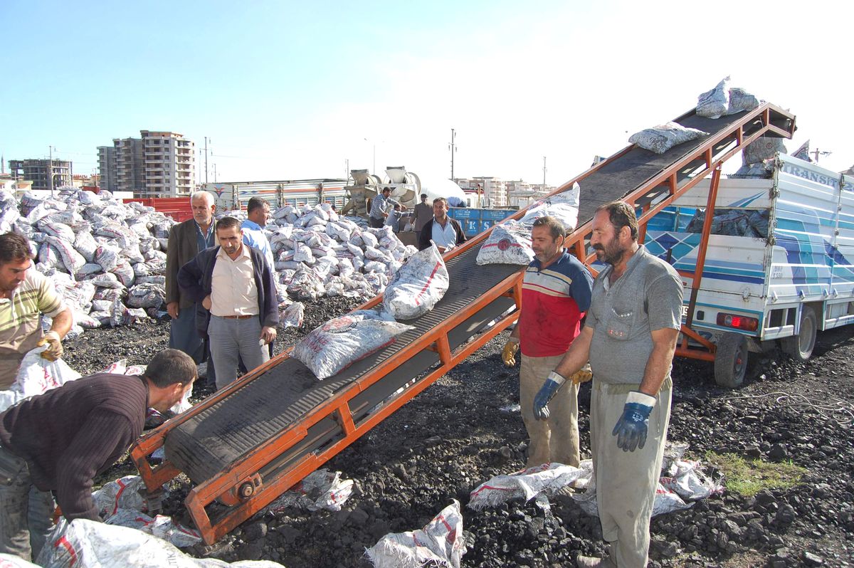 Erken Dağıtılan Kömürler İhtiyaç Sahiplerinin Yüzünü Güldürdü