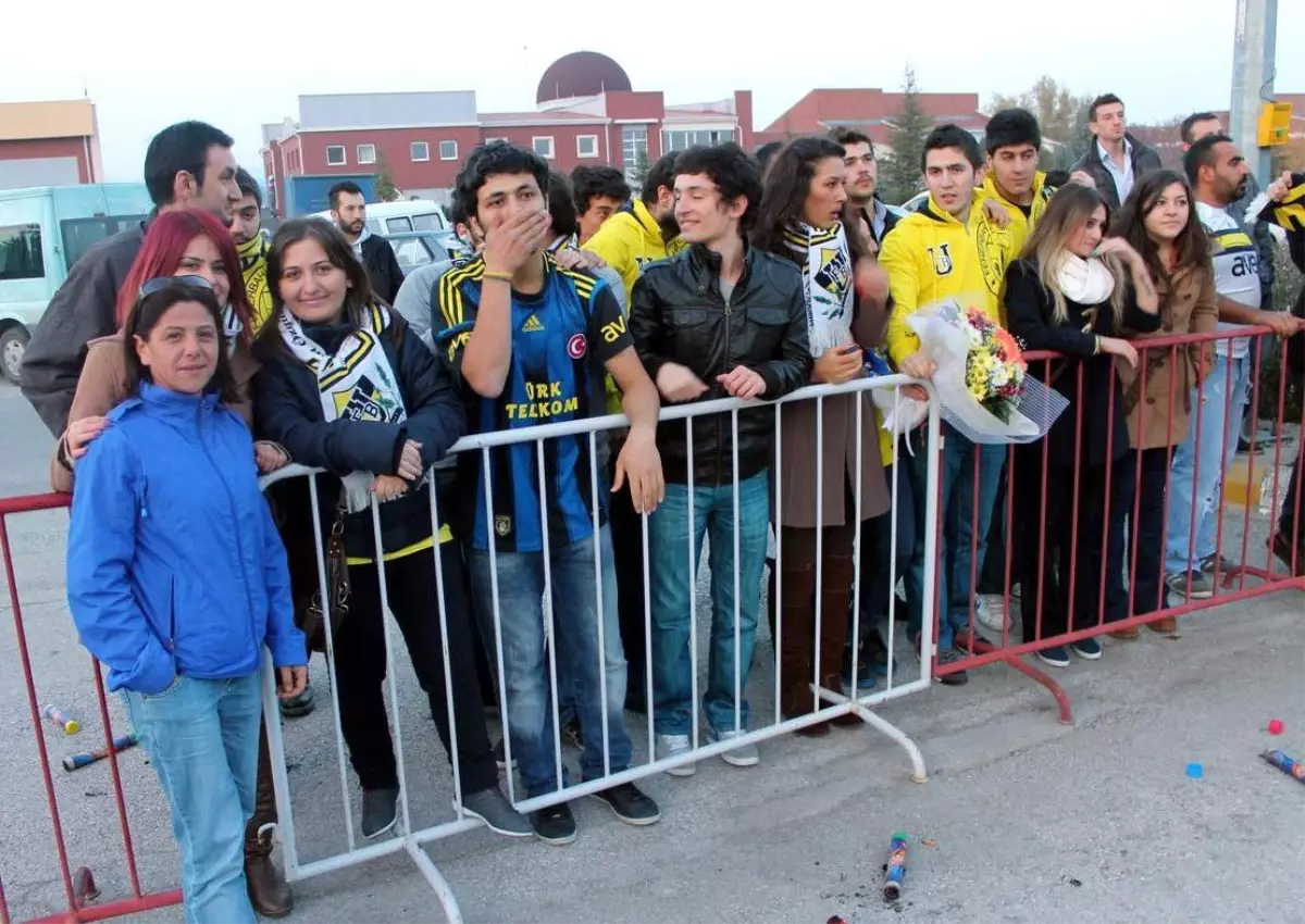 Fenerbahçe\'ye Eskişehir\'de Coşkulu Karşılama