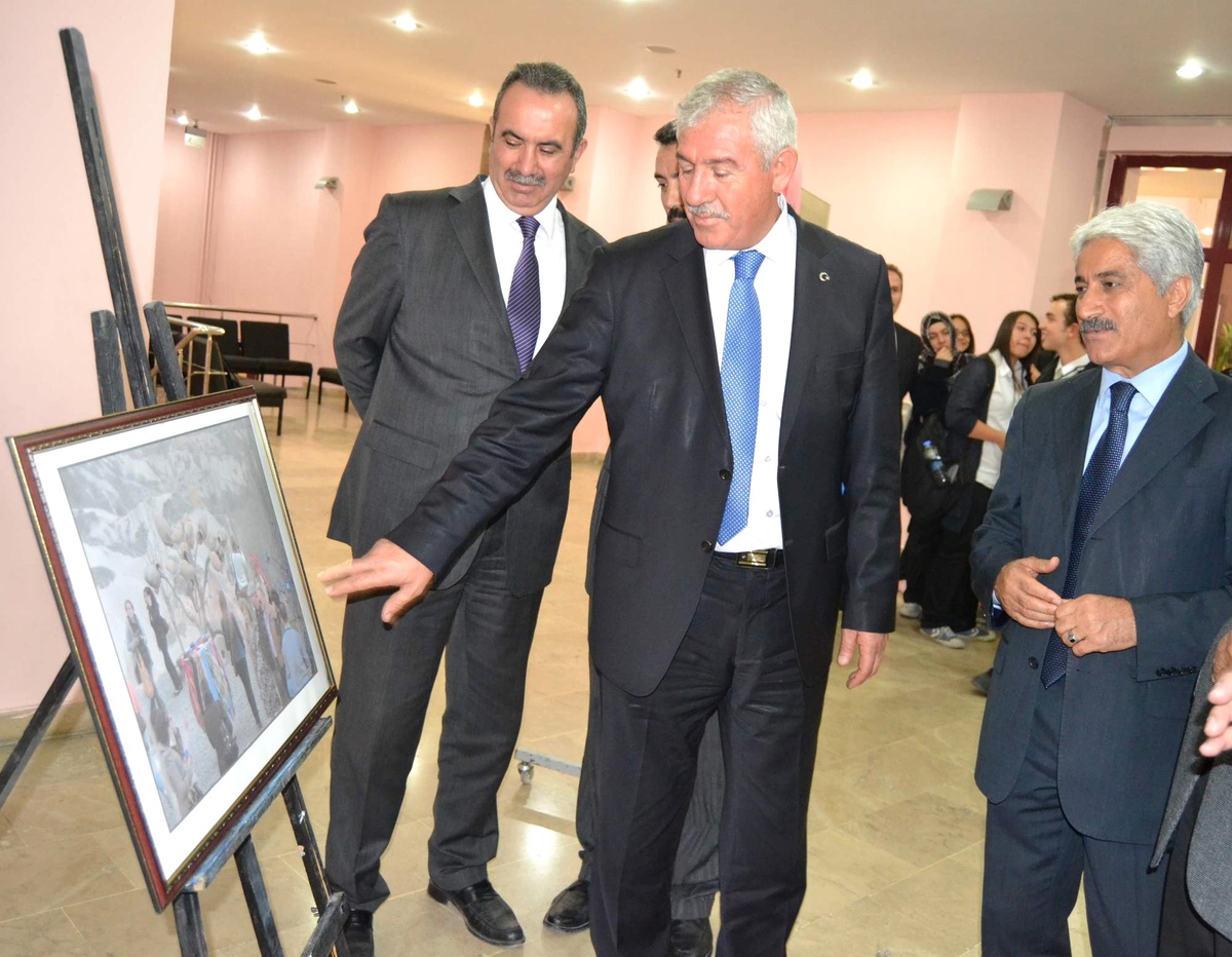 \'Gençlik Fotoğraflarının Demokrasiye Yansımaları\' Konulu Fotoğraf Sergisi Açıldı