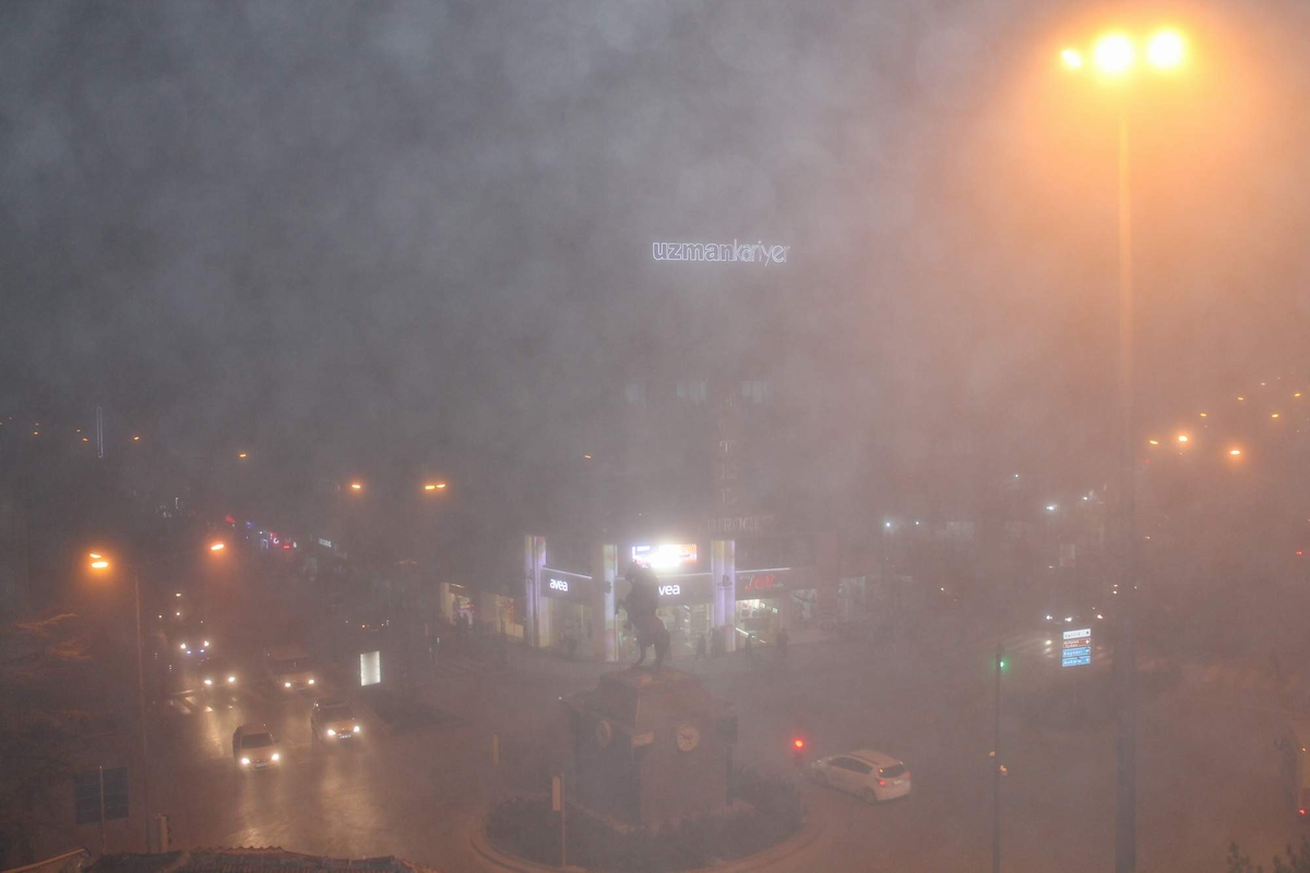 Kırşehir\'de Yoğun Sis Etkili Olmaya Başladı