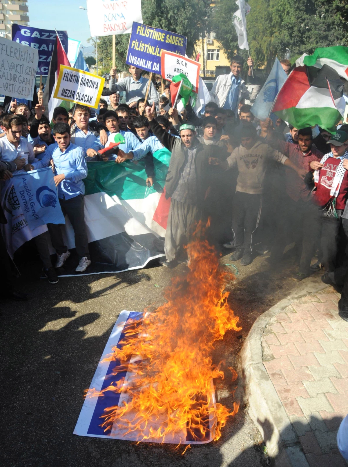 Mersin\'de İsrail Protestosu