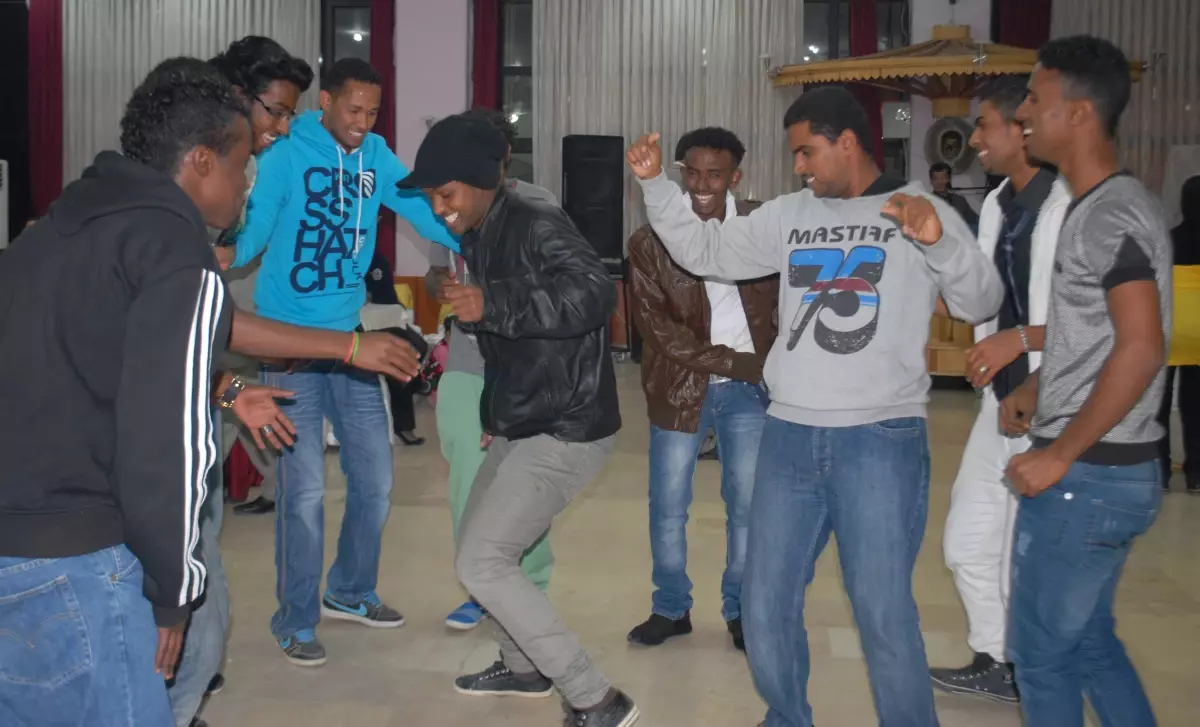 Mülteci Gençlerin Nişan Mutluluğu