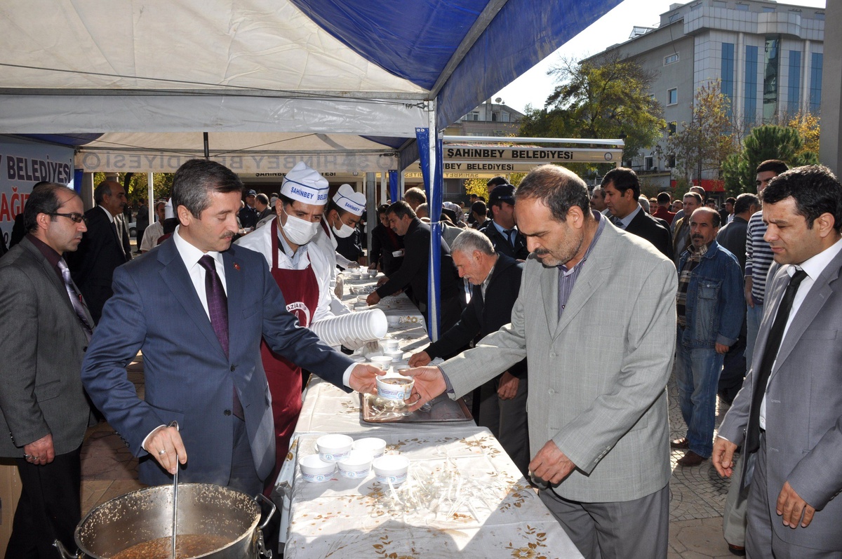 Şahinbey Belediyesi Cuma Namazı Çıkışı Aşure İkramı Yaptı