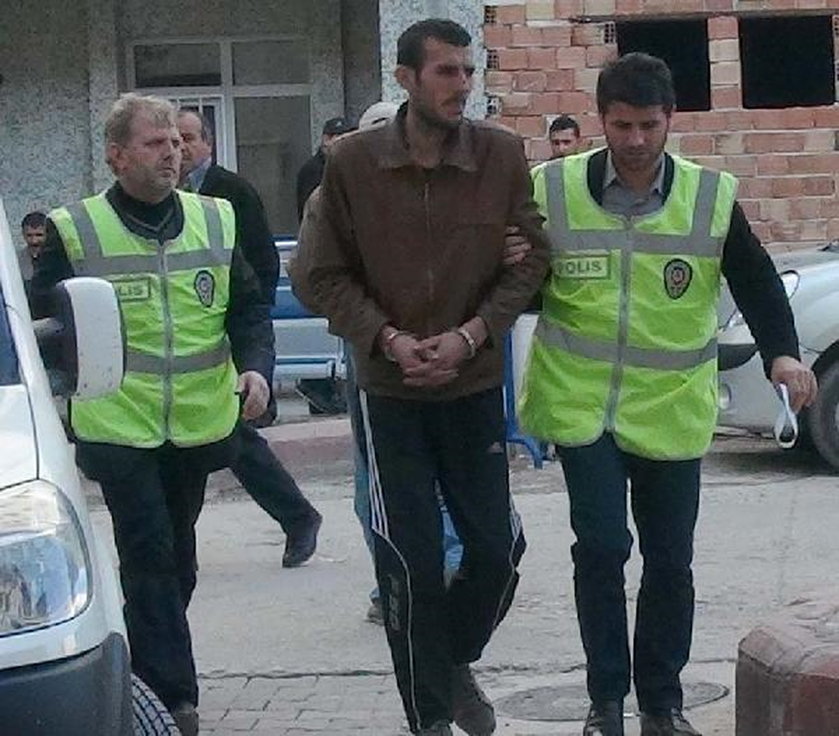 Şaşkın Hırsız, Balkondan Polis Otomobilinin Yanına Atladı