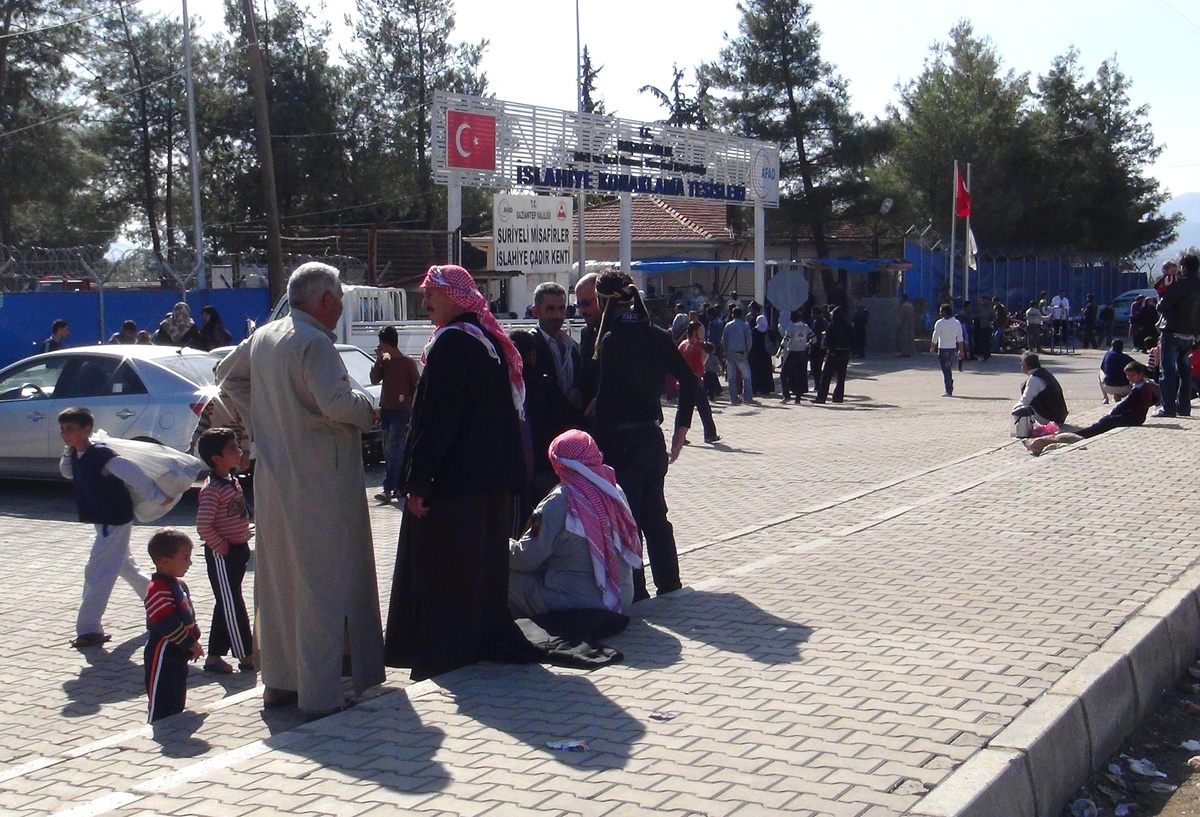 Suriyeliler, Çadır Kent Girişine Tezgah Açıyor