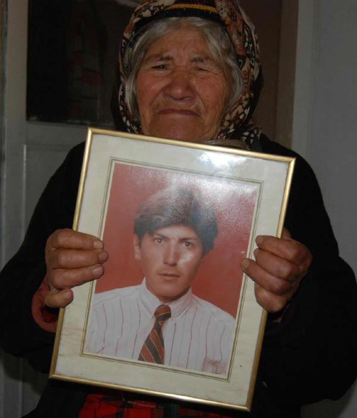 20 Yıldır Her Gün Şehit Oğlunun Mezarına Gidip Dua Ediyor