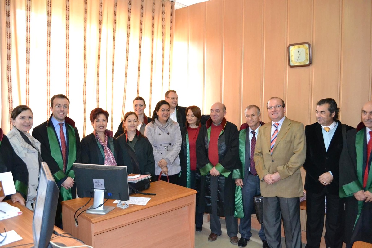 30 Yıllık Avukatlık, Cübbesini Mahkeme Salonunda Çıkardı