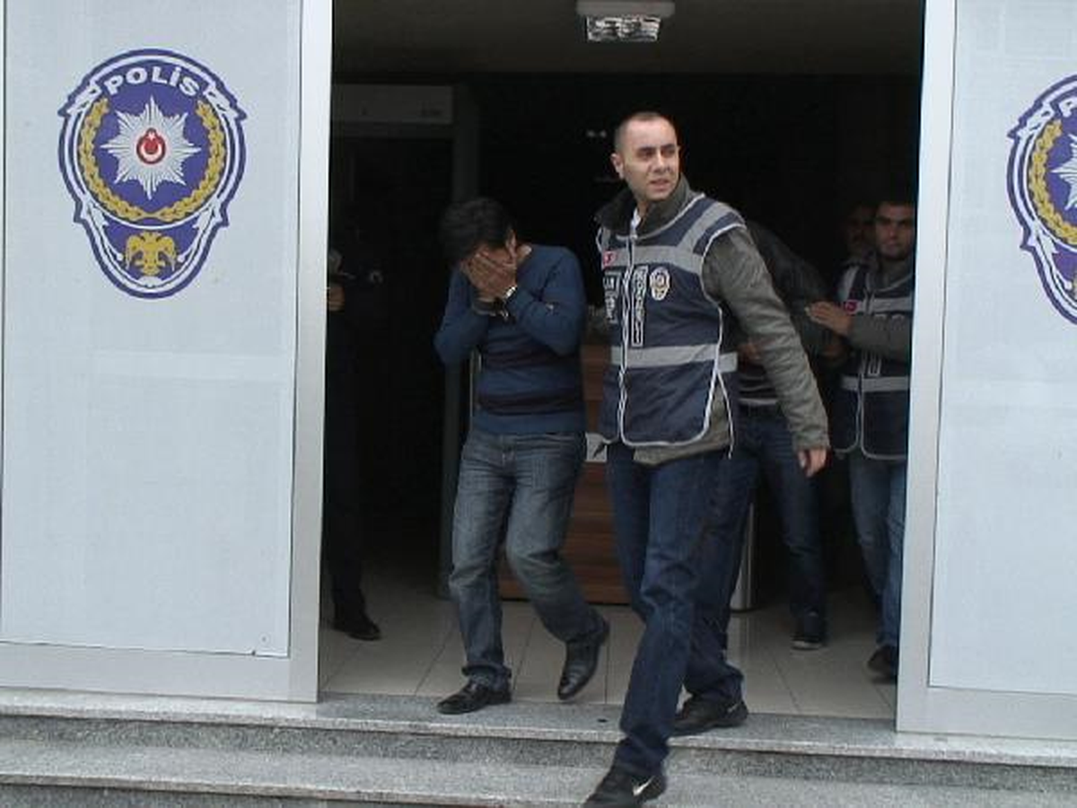Acemi Hırsızlar, Üzerinde Anahtarı Olan Boş Kasayı Açmak İçin Saatlerce Uğraştılar