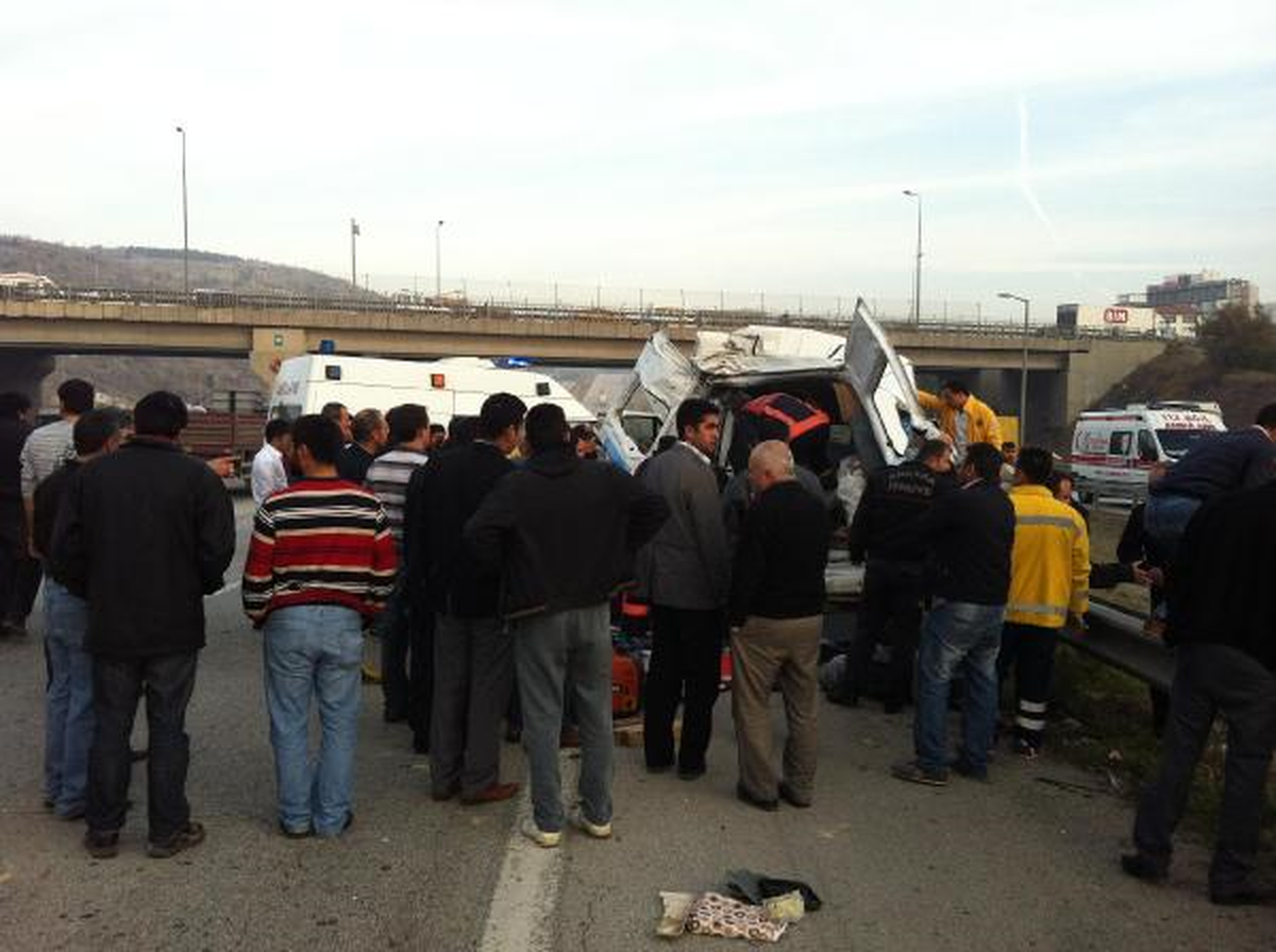Adres Sormak İçin Yolda Duran Minibüse Beton Mikseri Çarptı: 1 Ölü, 11 Yaralı (1)