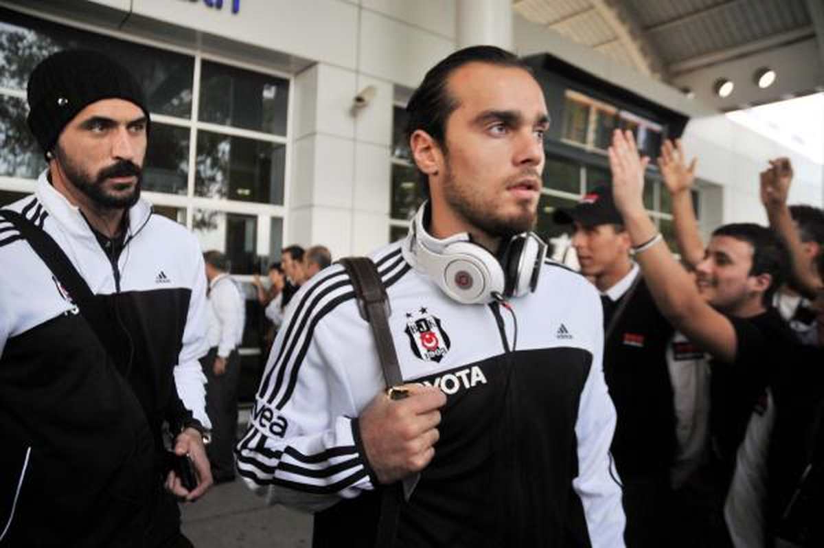 Antalya\'ya Giden Beşiktaş\'ı Taraftarları Karşıladı
