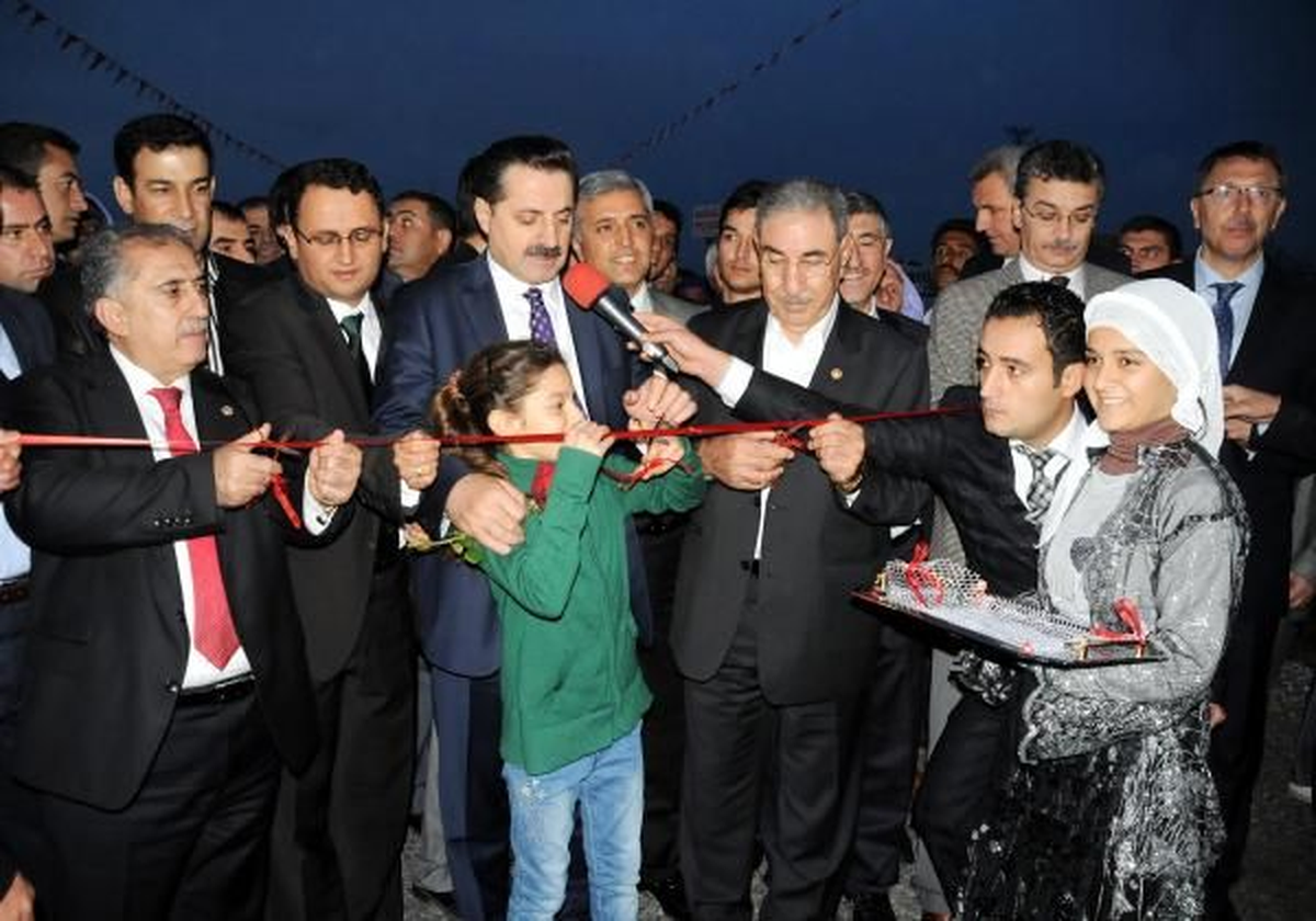 Bakan Çelik, Yol Açılışını Yaptı Şanlıurfa\'da 2 Gündür Bir Dizi Açılış ve Temaslarda Bulunan...