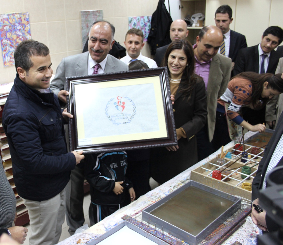 Bakan Kılıç, Öğrencilerle Ebru Çalışması Yaptı