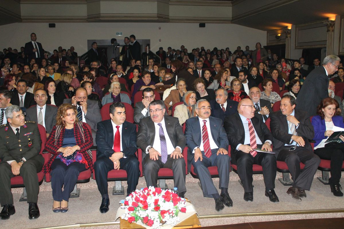 Bakan Şahin\'den Şiir Dinletisi