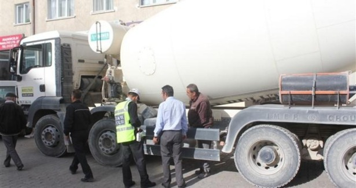 Beton Mikseri Minibüse Çarptı: 12 Yaralı