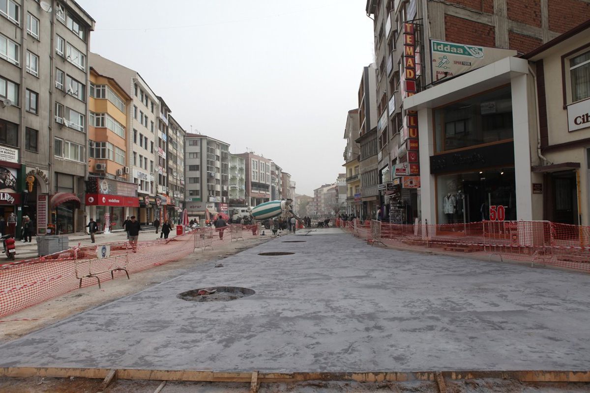 Bolu\'da İzzet Baysal Caddesi Şekilleniyor