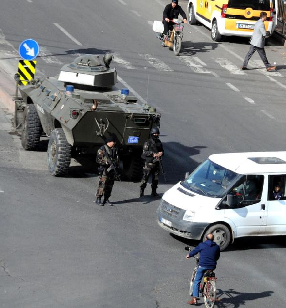 Diyarbakır\'da Kepenkler Açılmadı, Polis Türkçe-Kürtçe Uyarı Anonsu Yaptı