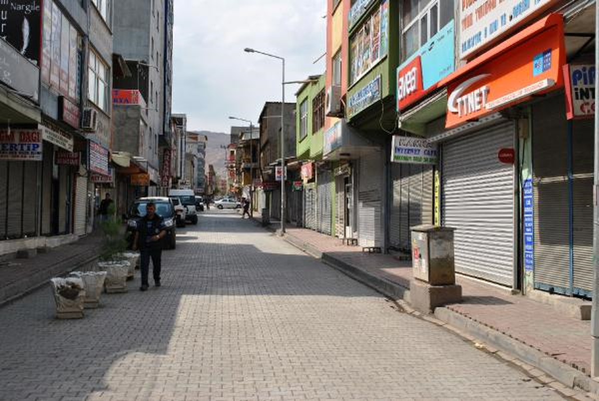 Doğubayazıt\'ta Kepenkler Kapalı