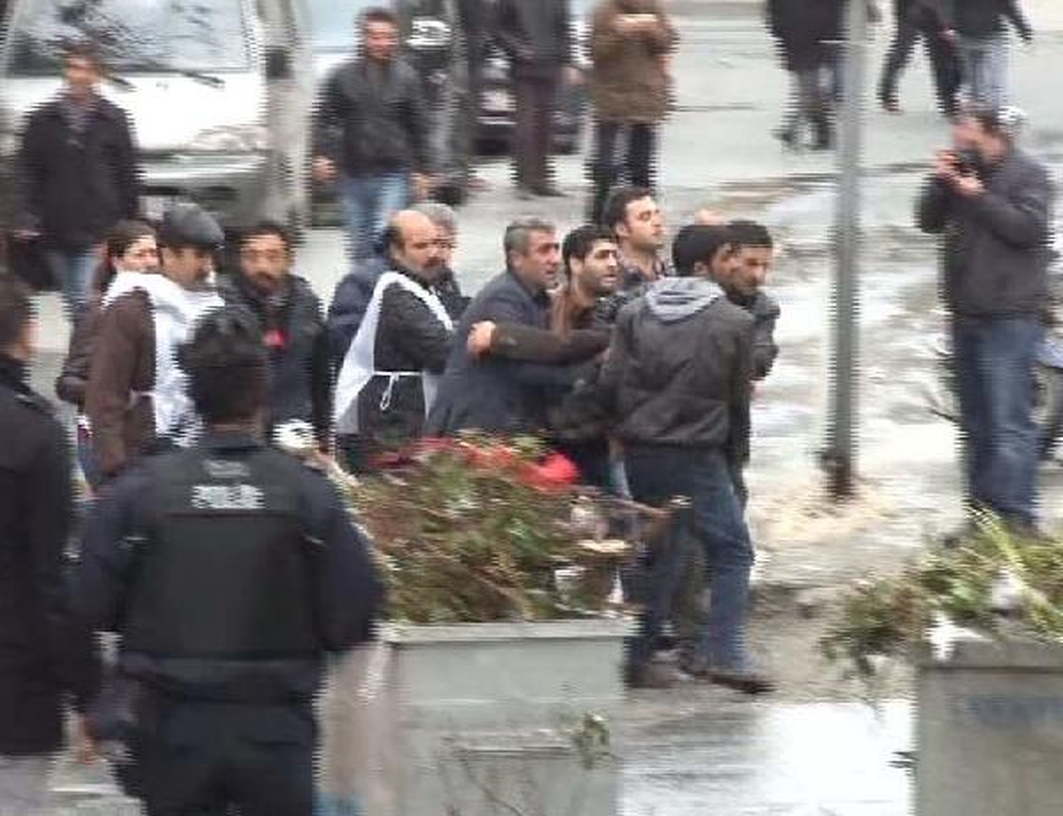Esenyurt\'ta Açlık Grevi Eylemine Polis Müdahalesi