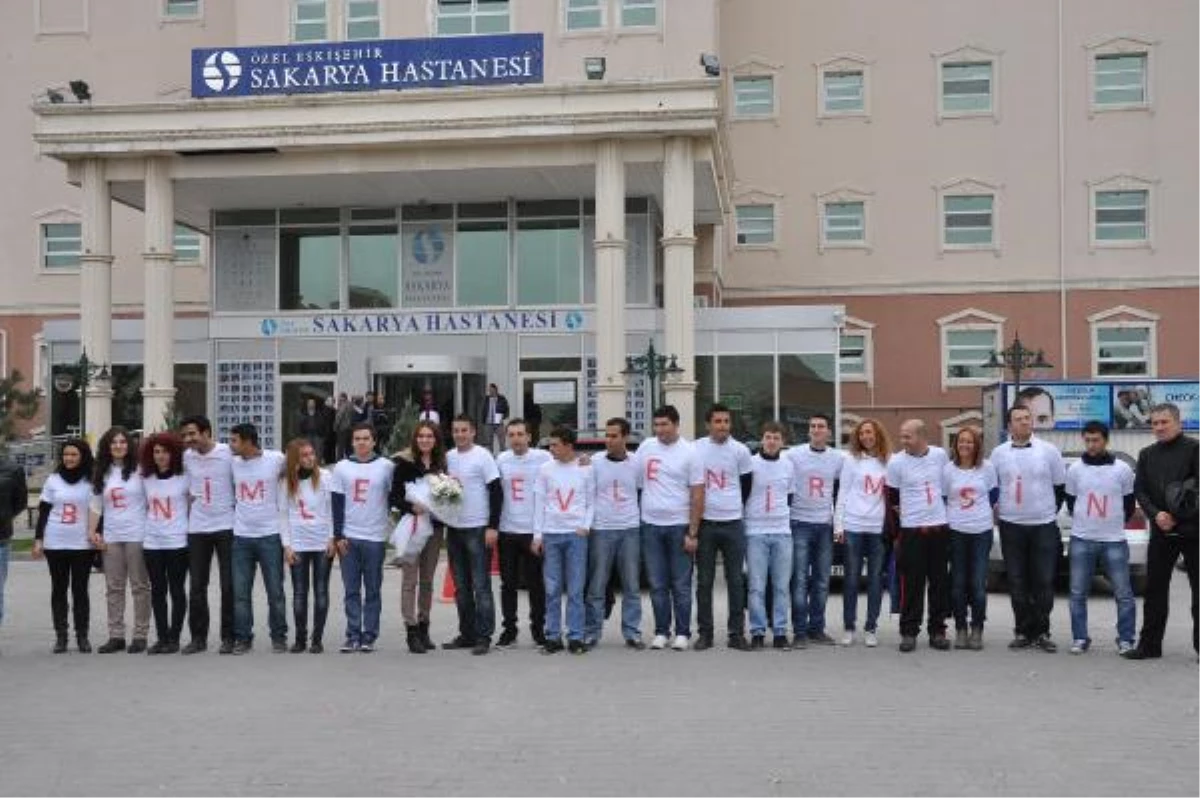 Hastane Bahçesinde Sürpriz Evlenme Teklifi