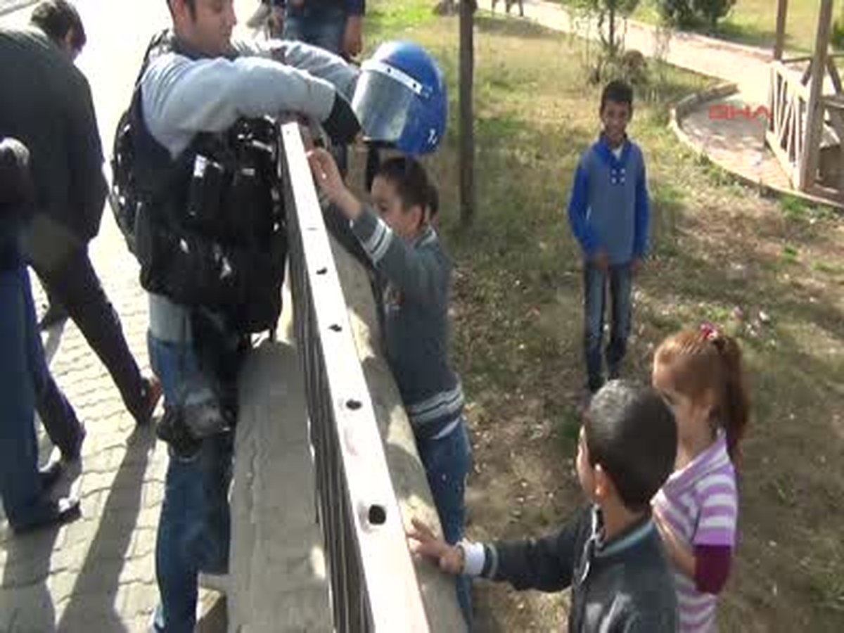 İdil\'de Çocuklar Polisle Şakalaştı )