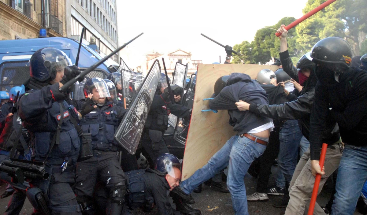 İtalya\'da Öğrenciler Polisle Çatıştı