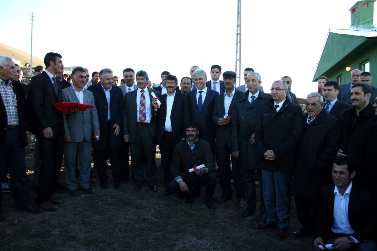 Kars Merkez Ağadeve Köyü\'nde 2 Bin 500 Koyun Dağıtıldı