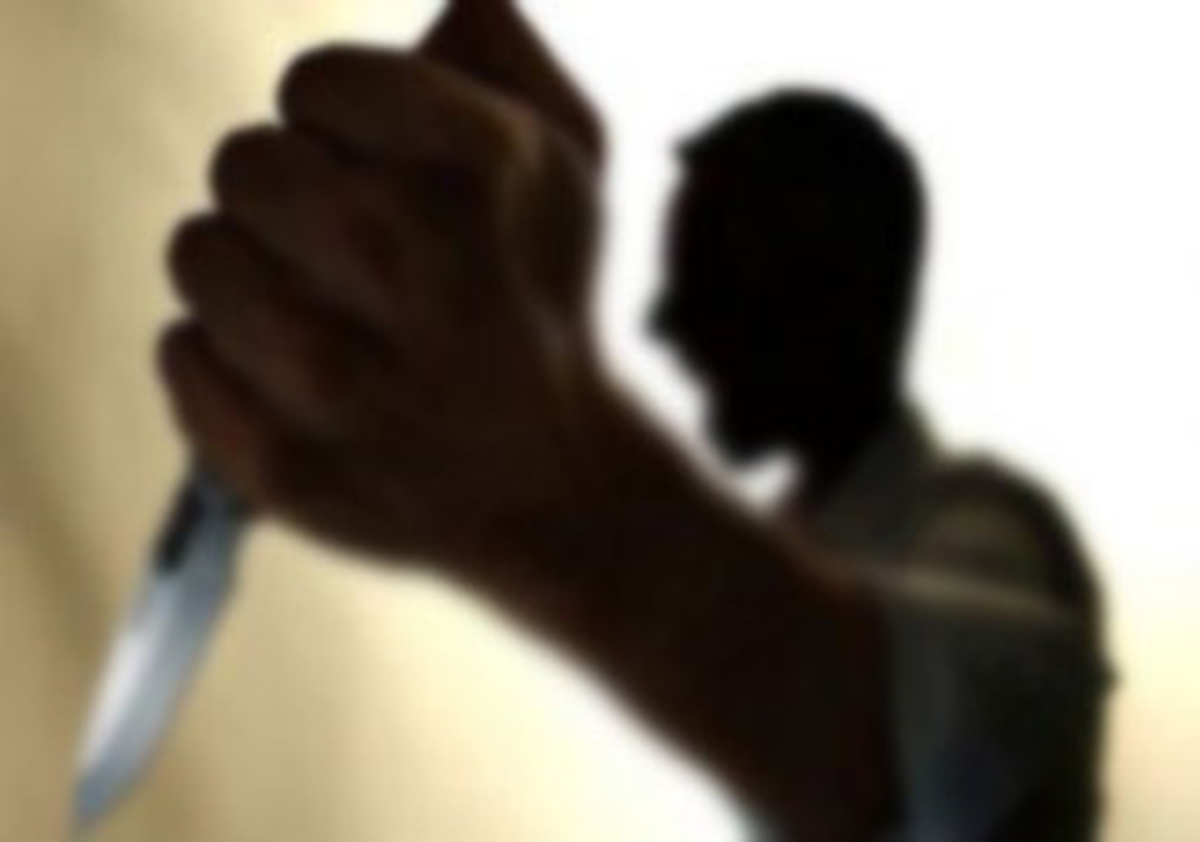 Kendisini Aldattığından Şüphelendiği Eşini 10 Yerinden Bıçaklayarak Öldürdü