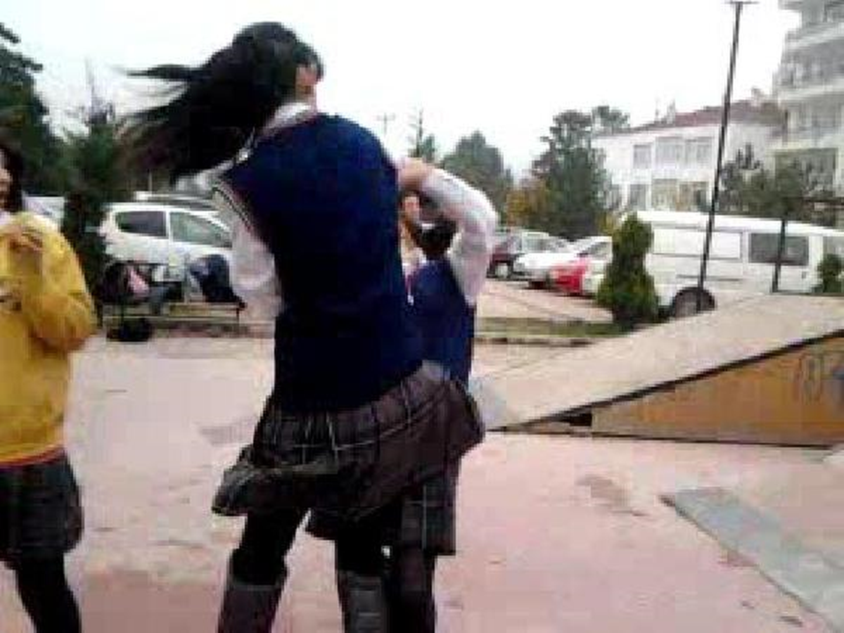 Kızların Tekme-Tokatlı Kavgası