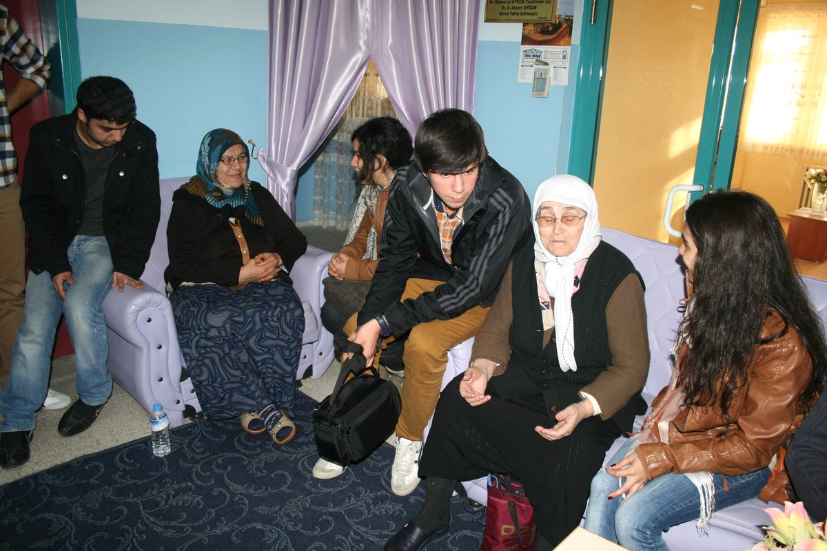 Kto Karatay Üniversitesi Öğrencilerinden Huzurevi\'ne Ziyaret