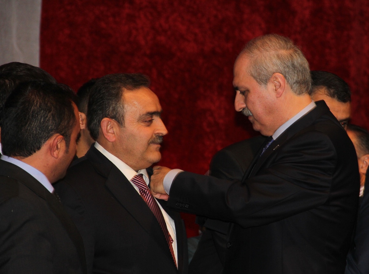 Kurtulmuş, AK Parti\'ye Katılan 200 Kişiye Rozet Taktı
