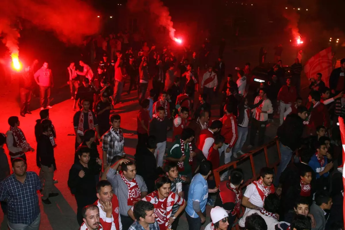 Medikal Park Antalyasporlu Taraftardan Galibiyet Yürüyüşü