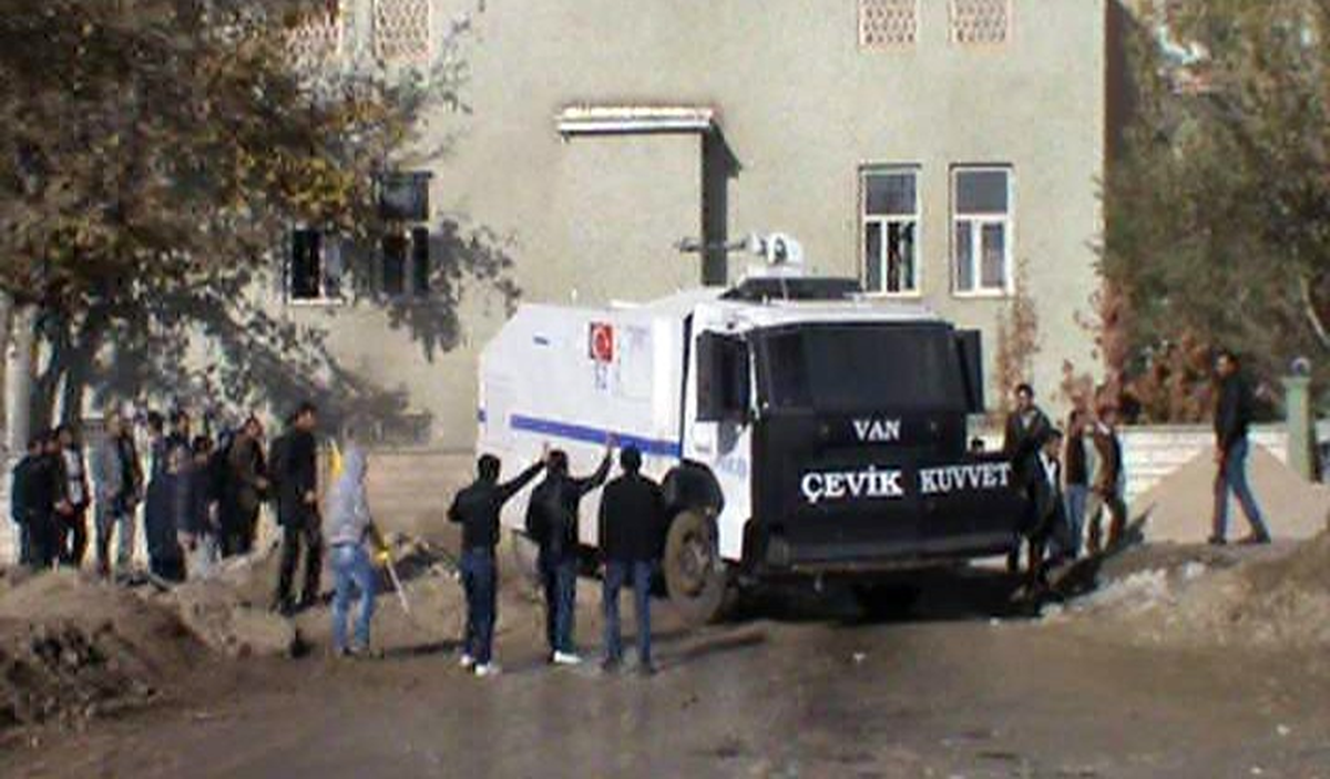 Önce Taşladılar, Sonra Yardım Ettiler