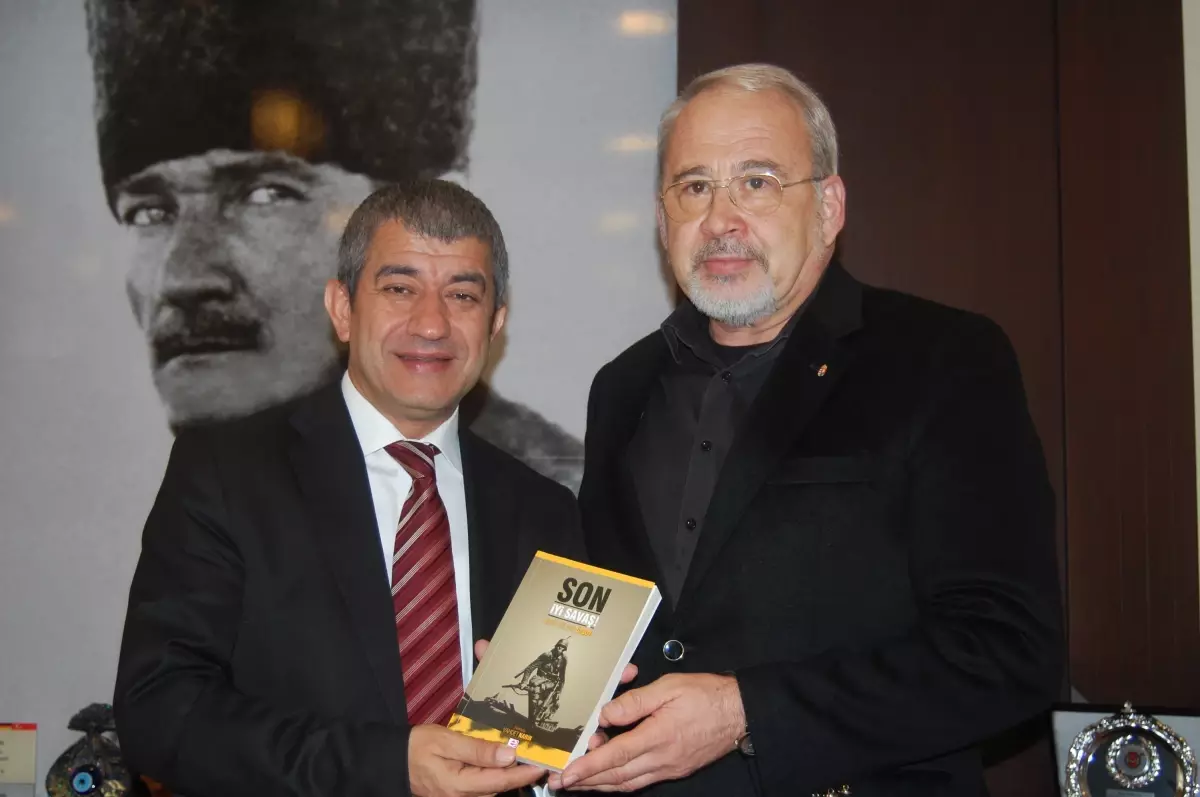 Özsoy, Yeni\'ye Kitabını İmzaladı