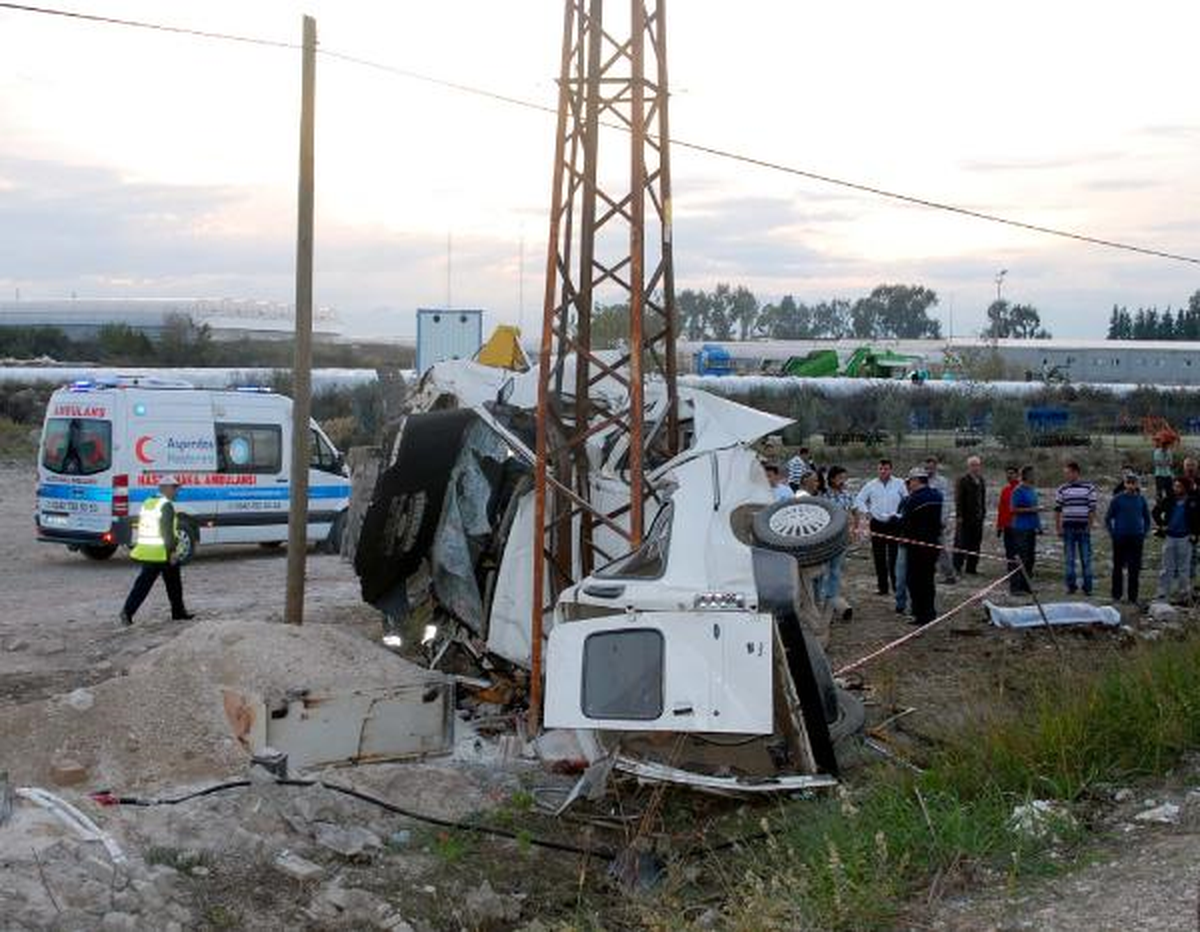 Tarım İşçilerini Taşıyan Minibüs Kaza Yaptı: 2 Ölü, 6 Yaralı