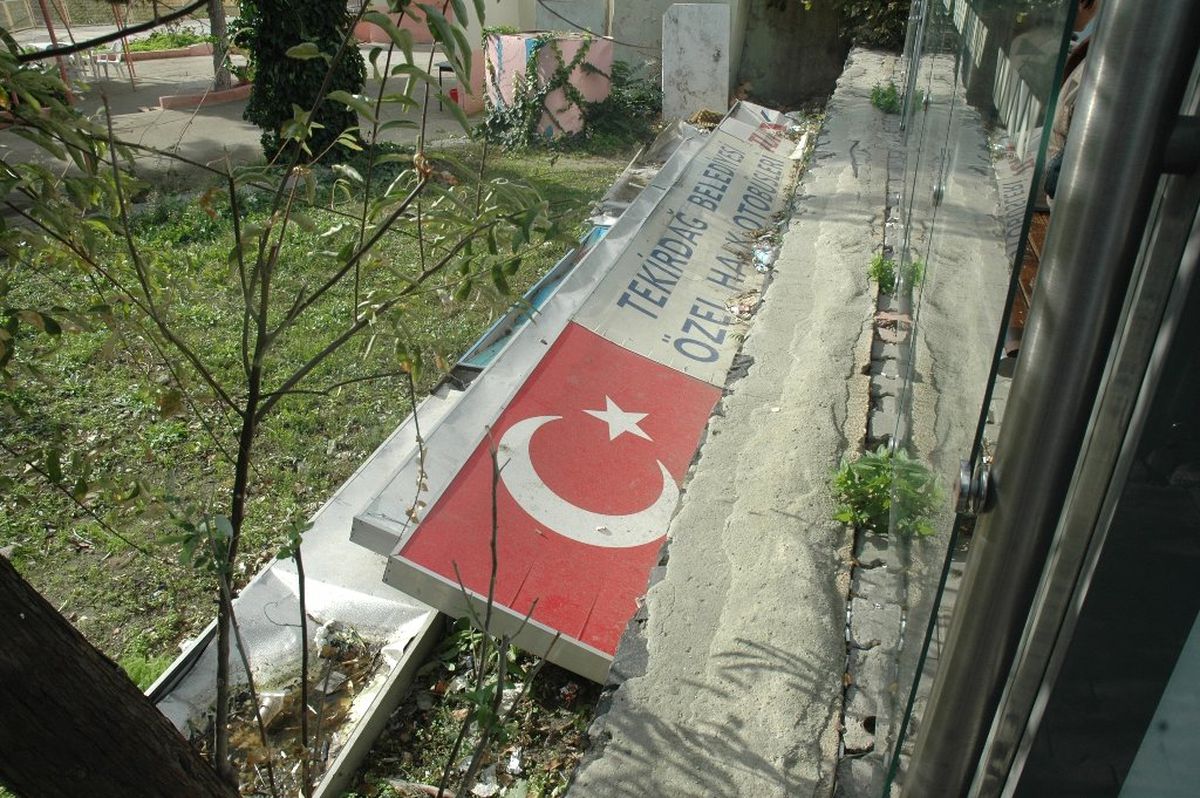 Turex\'e \'Bayrak Kanuna Muhalefet\'ten İşlem Yapıldı